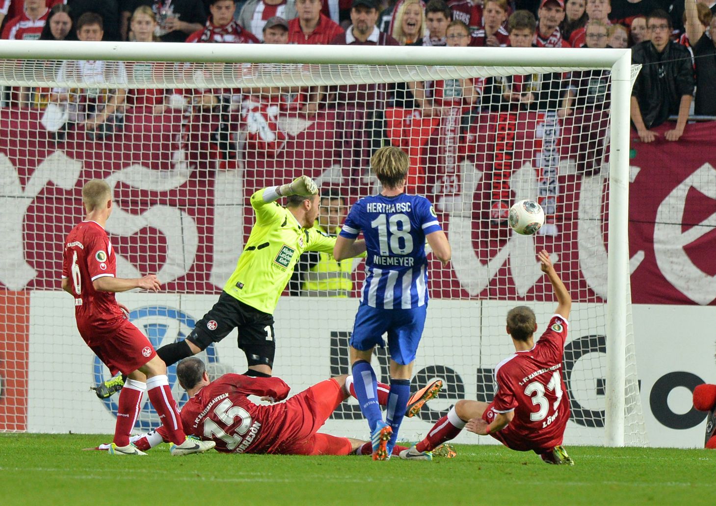 Foto: City-Press GmbH - Niemeyer erziehlt noch das 1:0
